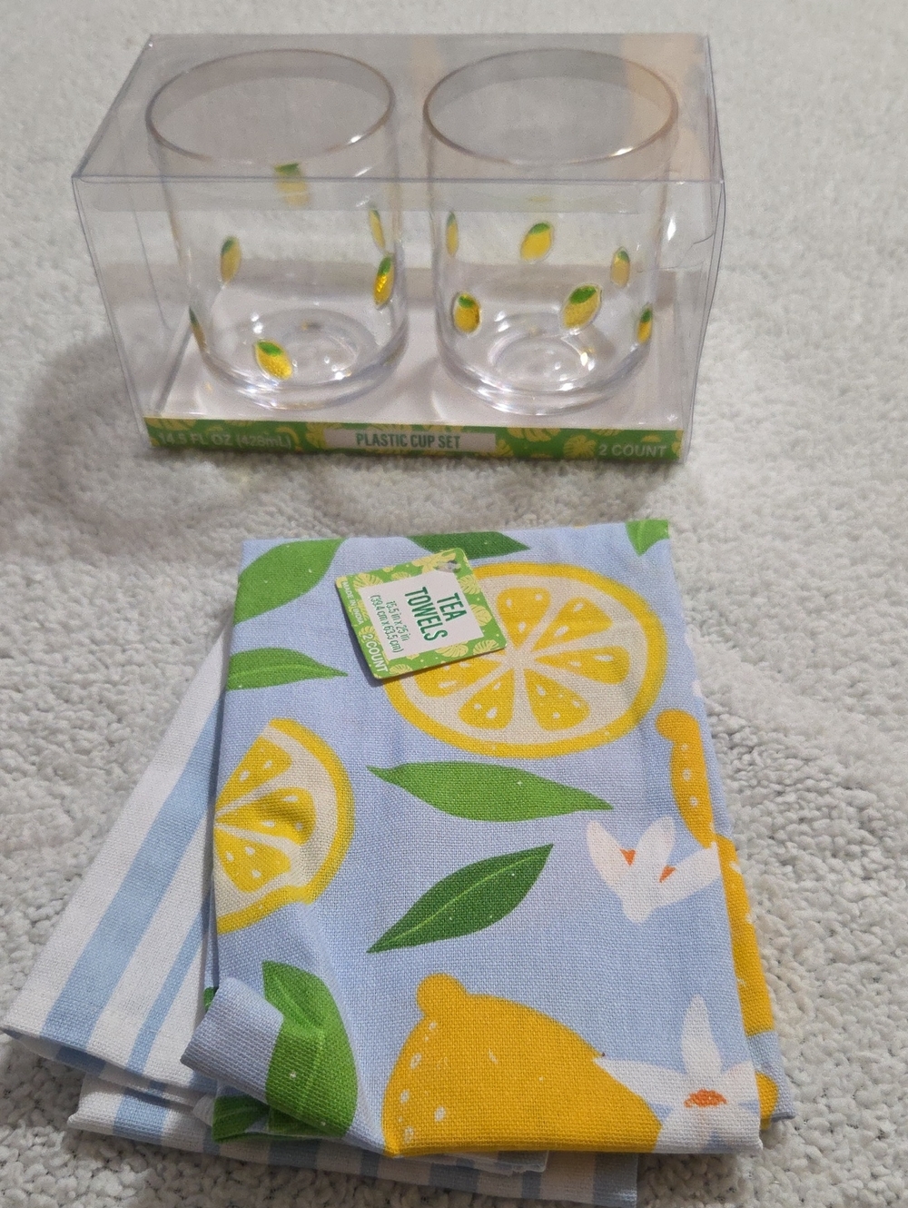 NWT 2PC LEMON 14.5 FL OZ  PLASTIC CUP SET OF 2 AND LEMON TEA TOWLS